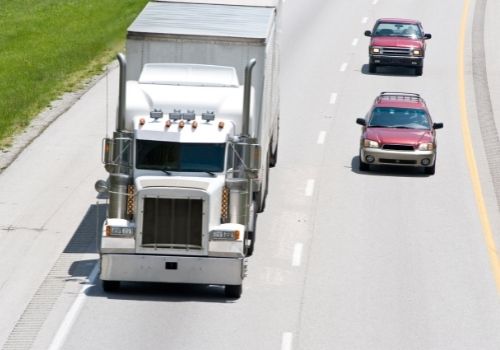 4 Things You Should Never Do When Driving Near Big Trucks